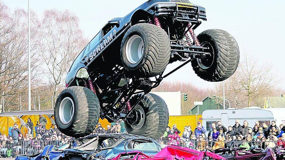 Heute ab 15 Uhr gibt es jede Menge Blechschaden und Spannung auf dem Parkplatz im Nordpark. Gino Winter und seine Stuntmen riskieren Kopf und Kragen.