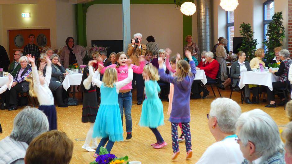  Mit richtig viel Unterhaltung wurden die Besucher des Seniorenkaffees des Meerbuscher Tanzsport Club belohnt. 
