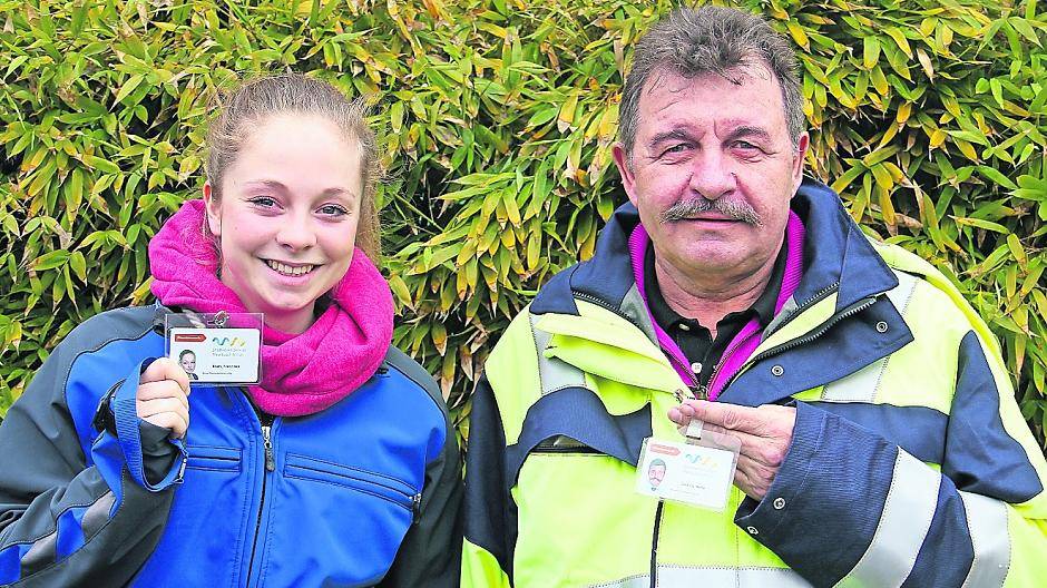 Franziska Blum und Heinz Giesing sind zur Zeit als Ableser für die Stadtwerke Meerbusch unterwegs.