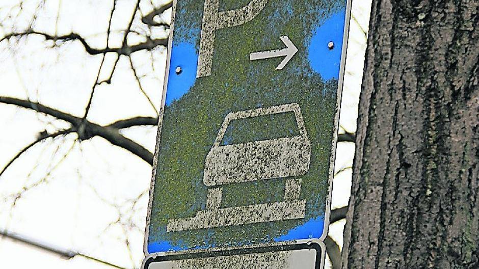  Stolperfalle auf dem Bürgersteig, verschmutzte Verkehrsschilder oder vermüllte Altpapiercontainer — Mängel oder Schäden wie diese können jetzt unkompliziert „online“ bei der Stadtverwaltung gemeldet werden. Per Mail oder auf der Meldeliste im Portal gibt’s Auskunft über den Stand der Bearbeitung. 