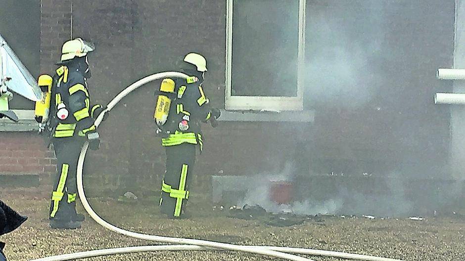 Einsatz in Bösinghoven. Die Feuerwehr musste am Dienstag wegen eines Zimmerbrandes ausrücken.