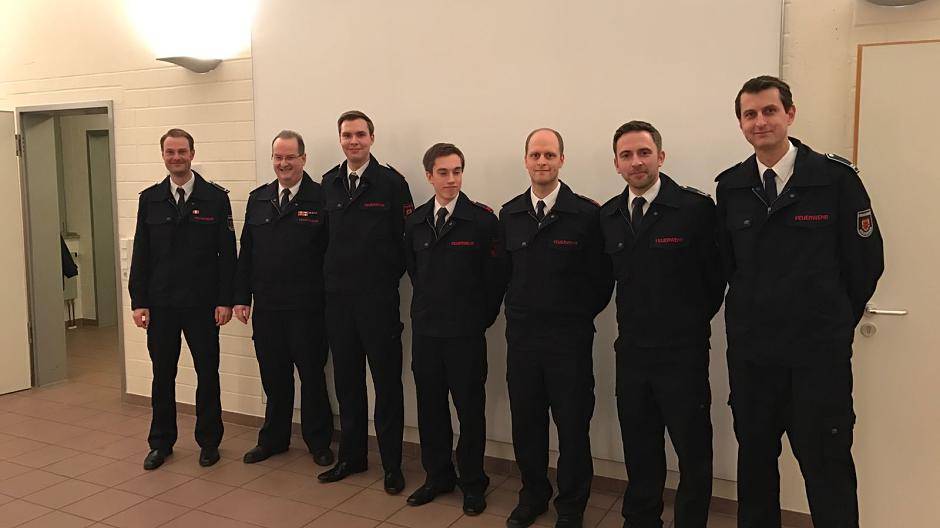  Bild v.l.n.r: Löschzugführer Frank Mohr, Leiter der Feuerwehr Herbert Derks, Unterbrandmeister Henrik Günster, die beiden Oberfeuerwehrmänner Fabian Weygand und Christian Küpper, stellv. Leiter der Feuerwehr Tim Söhnchen und stellv. Löschzugführer Dr. Philipp Faßbender. 