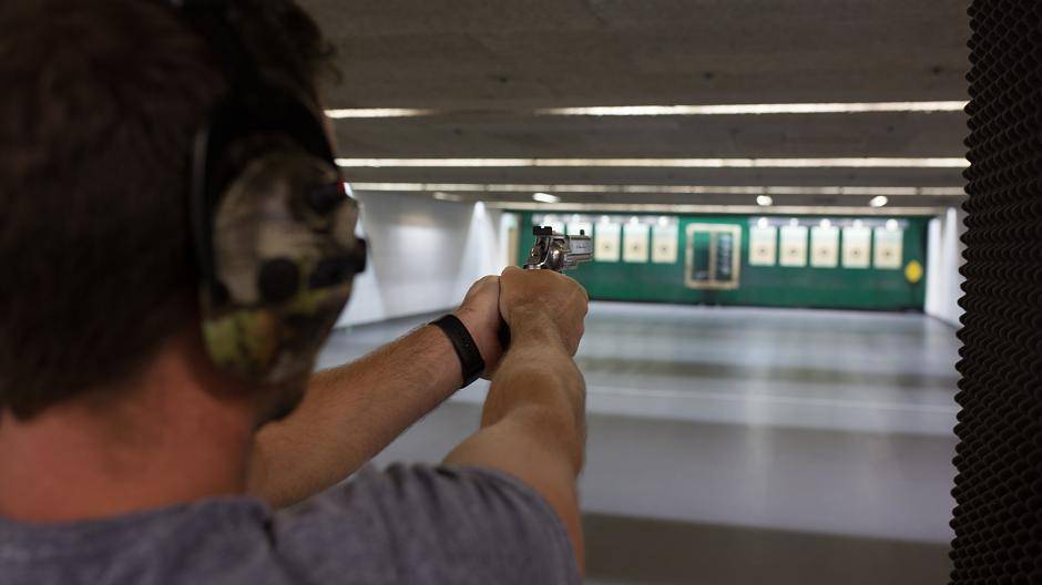  Nach einem Jahr Umbau macht es Spaß auf der neuen Schießanlage zu schießen. Auch der neue Gastronomiebereich (kl. Foto) lädt bei köstlichem Essen zum Verweilen ein. 