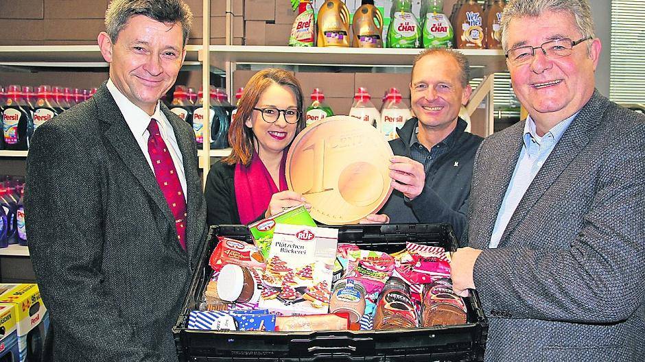  Freude beim Verein „Meerbusch hilft“: Die Centspende der Stadtverwaltung fließt ins Startkapital für die Ende Februar startende „Meerbuscher Tafel“. (von links) Michael Marschall, Christina Pavia, Dirk Thorand und Ulrich Mombartz. 