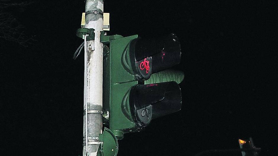  Die beschädigte Ampelanlage an der Kreuzung Xantener Straße / Bergfeld bei Ankunft der Polizei. 