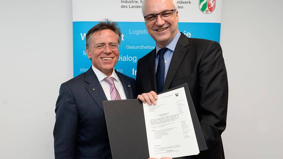 Landrat Hans-Jürgen Petrauschke (l.) erhielt heute aus den Händen von Landeswirtschaftsminister Garrelt Duin den Bewilligungsbescheid.