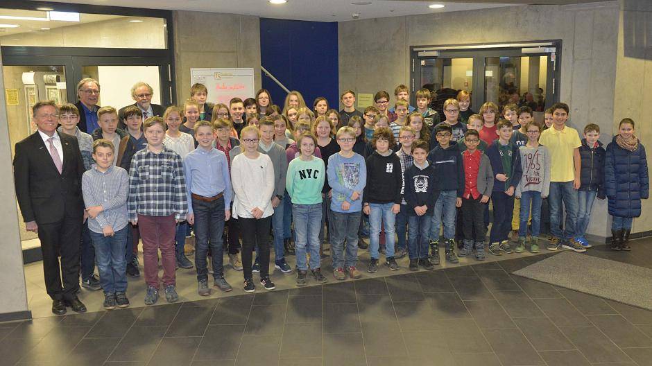 Siegerehrung beim 29. Mathematikwettbewerb des Rhein-Kreises Neuss mit Landrat Hans-Jürgen Petrauschke (l.).