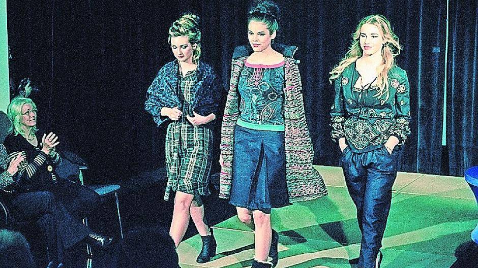  Todschicke Mode von Eva Brachten im BIS und Böses im Möbelladen des Volksvereins: Gesten haben die Krimitage begonnen.  