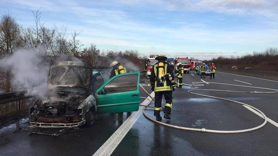 Kleinwagen brannte auf A57 aus