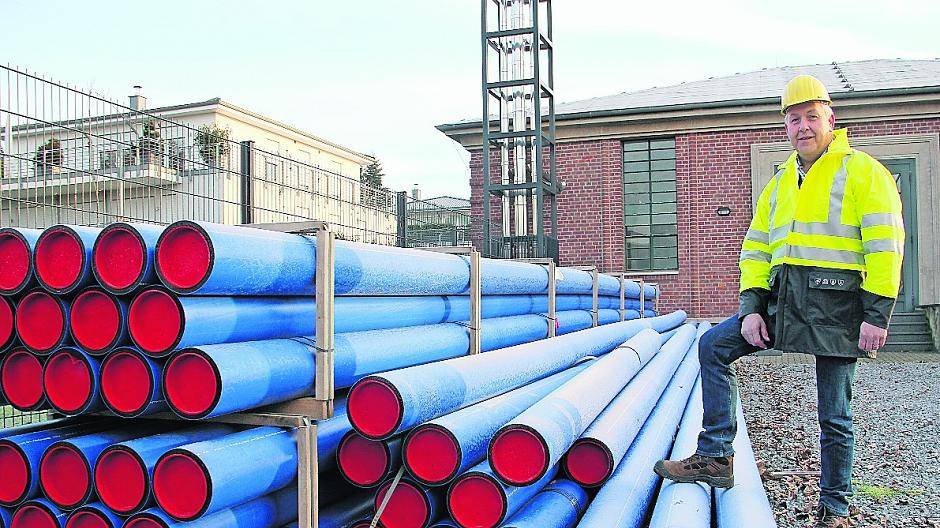  Projektleiter Jürgen Martin zeigt auf der Höhe der Gasübernahmestation am Hohegrabenweg 40 die Wasserrohre, die in Kürze verbaut werden. 