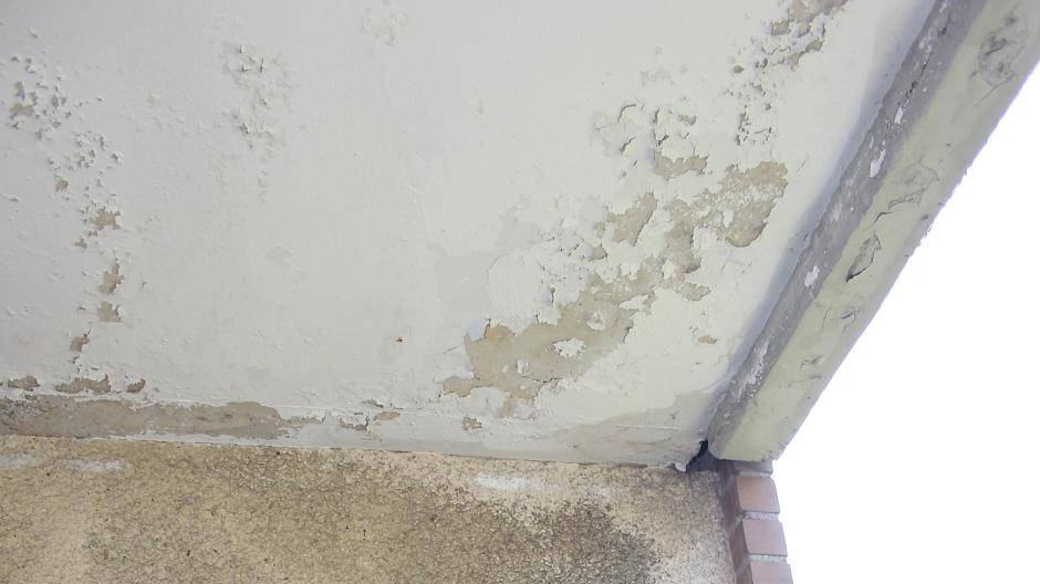 Michael Behm zeigt auf das Loch in seinem Balkon: Jetzt kaufe ich mir Bauschaum und dichte das ab.“