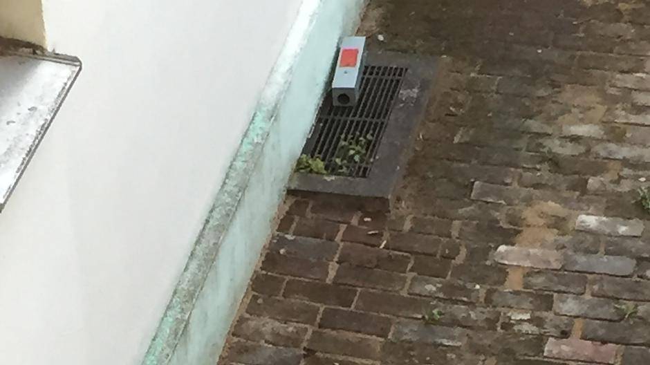 Rattenfalle an der Quirinstraße: Frank Brachter kommt extra in der Redaktion vorbei, um auf die seit ewigen Zeiten aufgestellten Rattenköder hinzuweisen. Foto: privat