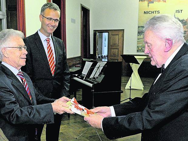 Die Vorstände von Museumsverein, Bylandt-Gesellschaft und Theaterfreunden, Prof. Dr. Hans Dieter Jakubowski, Dr. Rolf Keuchen und Dr. Carsten Christmann (v.l.) überreichten Dr. Busso Diekamp (r.) das erste Exemplar.
