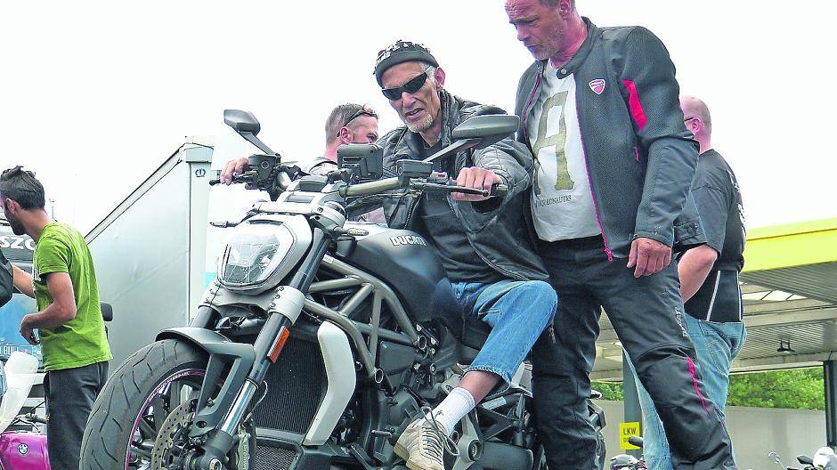 Ein vermutlichletztes Mal konnte Frank Lorenz auf einem Bike sitzen. Die Geburtstagsüberraschung war somit mehr als gelungen.