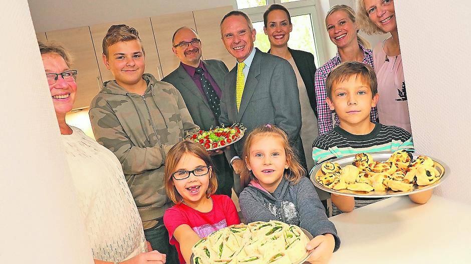 Die Kinder der Förderschule Nord freuen sich über das gesunde Frühstück. Mit ihnen freuen sich: (v.l.) Sabine Rother, Dezernent Dr. Gert Fischer, Rhenus Lub Geschäftsführer Dr. Max Reiners, seine Tochter Isabella Kleeschulte, Rebecca Kunz und Schulleiterin Barbara Junker.
