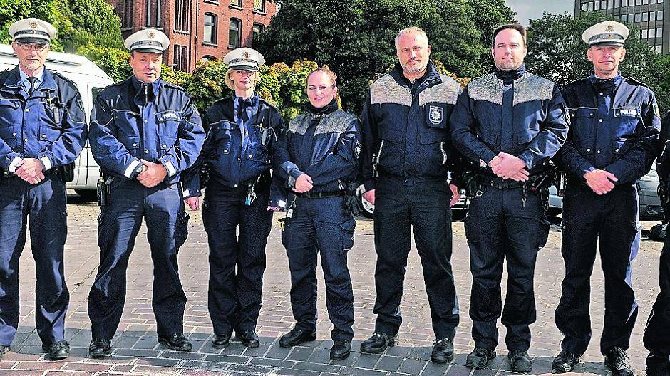  Bezirksdienstleiter Frithjof Lutter (r.) und Ordnungsamts-Außendienstleiter Frank Helmgens (Mitte) mit dem Team der Mobilen Wache vom letzten Donnerstag. 