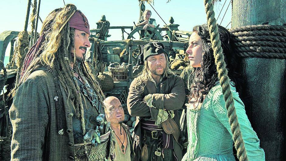  Wieder Willen muss Captain Jack (Johnny Depp, l.) mit der Sternenforscherin Carina Smyth (Kaya Scodelario) eine Allianz eingehen. 
