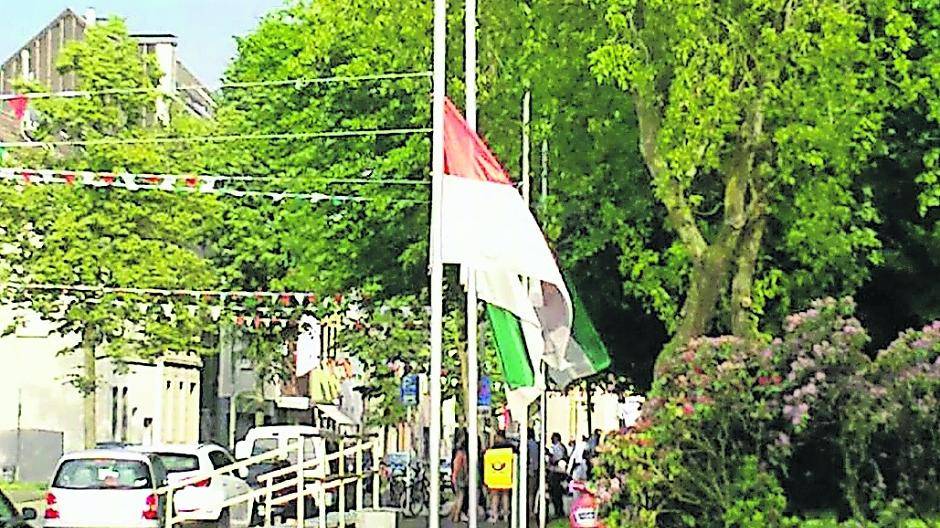  In Bettrath wehten die Fahnen auf Halbmast. 