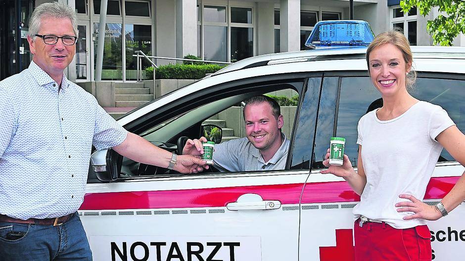  Notärztin Dr. Nina Meißner, Rene Hartmann vom DRK und Stefan Knöfel, Prokurist des Krankenhauses Neuwerk (l.) stellen die Notfall-Dose vor. 