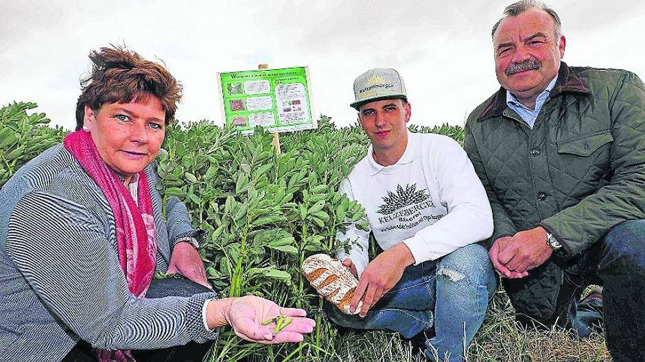 Fruchtbare Zusammenarbeit: Bäckermeister Benedikt Andler (Mitte) bezieht die Ackerbohnen beim Landwirt-Ehepaar Maria und Karl-Adolf Kremer aus Linnich.