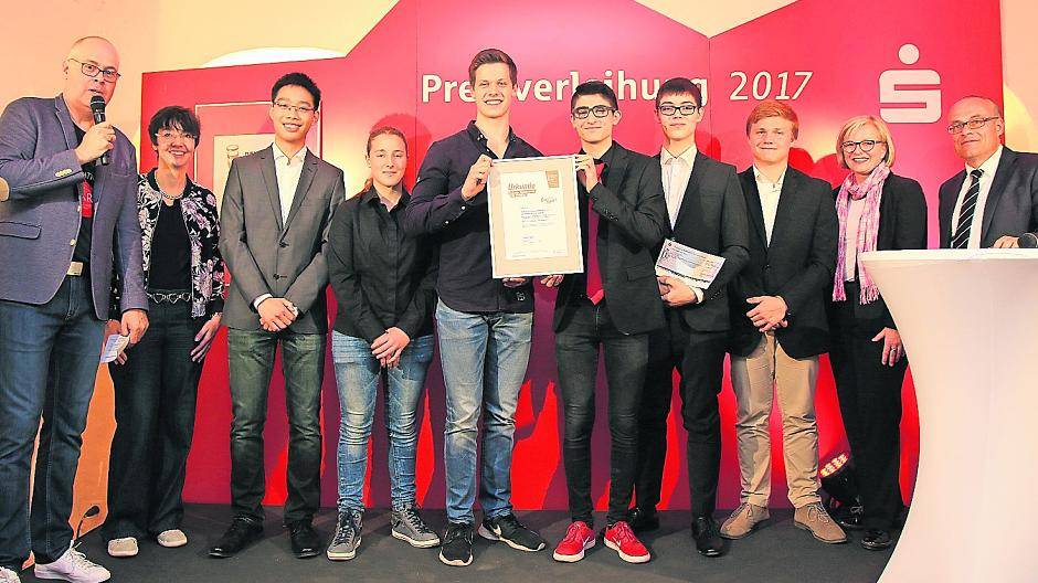  Moderator Guido Haas, Lehrerin Gwendolin Pollmann, Minh Tan Nguyen, Karolina Schleeberger, Sebastian Delbos, Alexander Alan, Daniel Peters, Lukas Kellers, Stephanie Oelers von der Stadtsparkasse Mönchengladbach und Jürgen Linneweber, Marketingdirektor des „Rheinischen Sparkassen-und Giroverband“. 