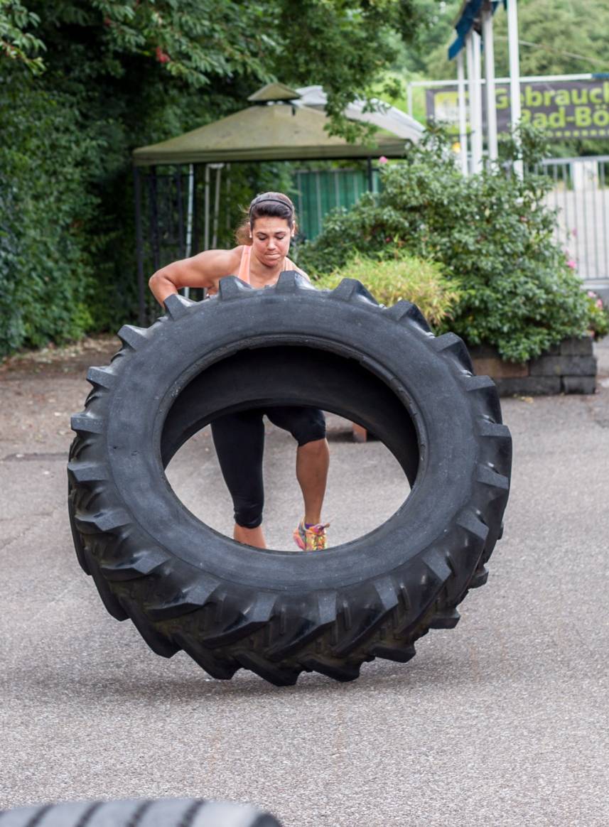  Mareike Vieten beim Tire flip, auch "Reifen schubsen" genannt. 