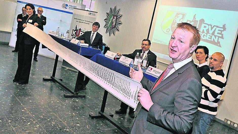 Innenminister Ralf Jäger hatte die Auflistung der Straftaten eines jugendlichen Intensivtäters mitgebracht.