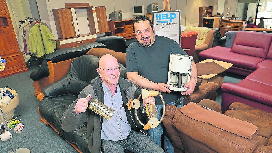  „Hier wird jeder Kunde gleich behandelt“: Help 2007-Gründer Wilhelm Töller (l.) und der neue Rheydter Geschäftsführer Frank Schneider, der zusammen mit Ehefrau Anke morgen das Sozialkaufhaus eröffnet. 