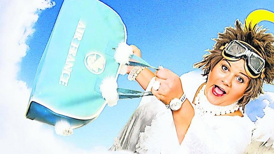  Hedwig Sieberichs alias Engel Hettwich steht mit ihrem Programm „Der (Heiligen)Schein trügt“ im Gasthof Loers auf der Bühne. 