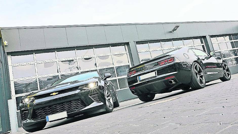 Amerikanische Muscle-Cars wie diese Camaros werden am Mittwoch vor dem Comet Cine Center zu sehen ein.