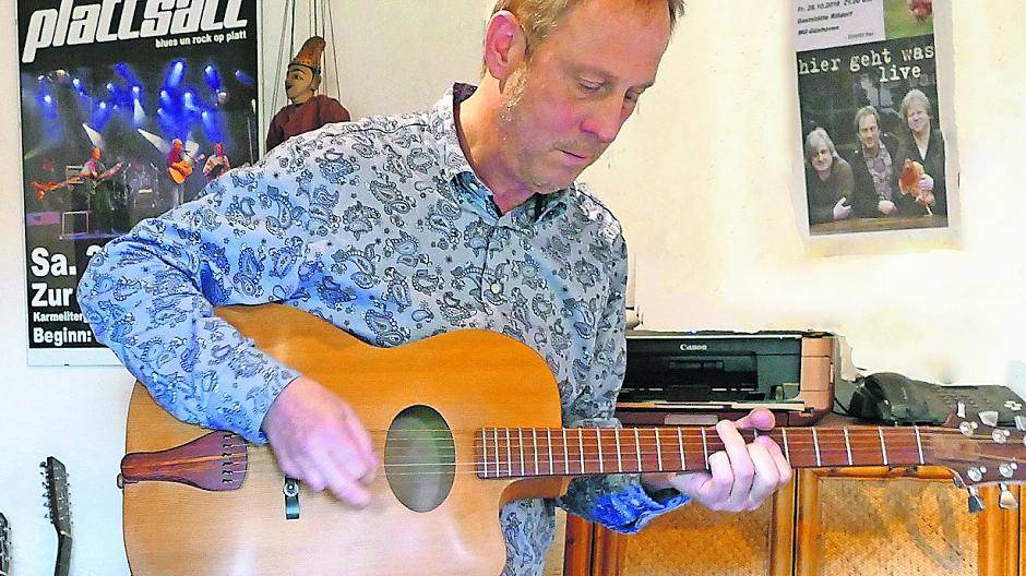  Zu Beginn von amerikanischen Blues und Rockmusikern beeinflusst, entwickelte Manna Meurer seinen ganz eigenen Stil und ist weit über Mönchengladbachs Musikszene hinaus bekannt. 