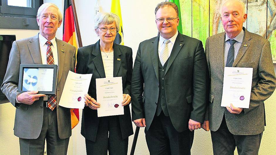  Bürgermeister Marc Venten (2. v. r.) hat den Trägern der Verdienstmedaille der Stadt Korschenbroich in Gold ergänzend eine Bandschnalle als „äußeres Zeichen“ überreicht (v. l.): Theo Esser, Mathilde Möbius und Josef Schönges.  