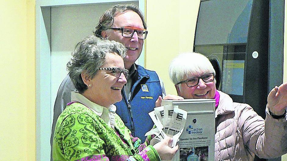  Ehrenamtliches Engagement für action medeor: In Korschenbroicher Lebensmittelgeschäften haben Marlene Esser (li.) und Marlies Kohlbecher Briefkästen für Pfandbon-Spenden aufgestellt. Edeka-Chef Gerhard Handick freut sich über den großen Erfolg. 
