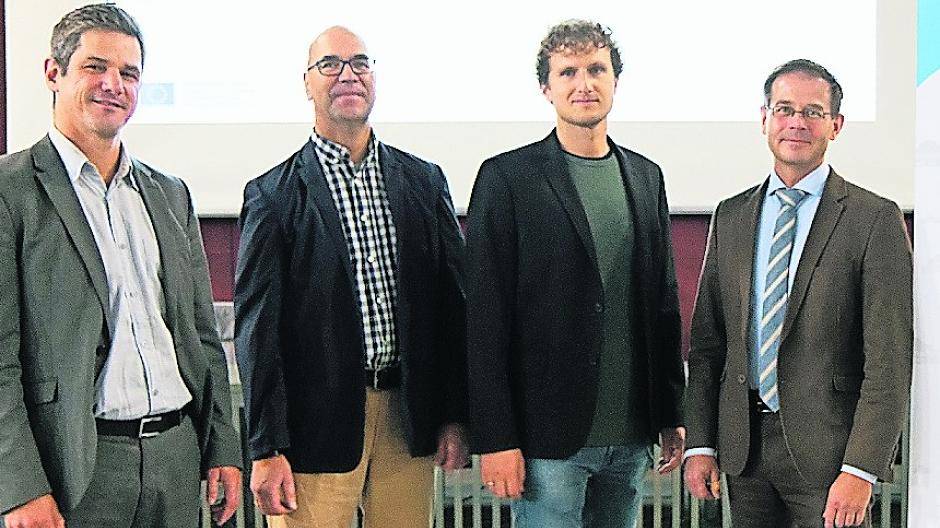  Andreas Budde (v.r.), Technischer Dezernent des Kreises Viersen, Klimaschutzmanager Felix Schütte, Michael Müller von der der Energie Agentur NRW sowie Christoph Hartmann, Managing Director, beim Austausch zur CO2-Bilanzierung im Forum am Viersener Kreishaus.  