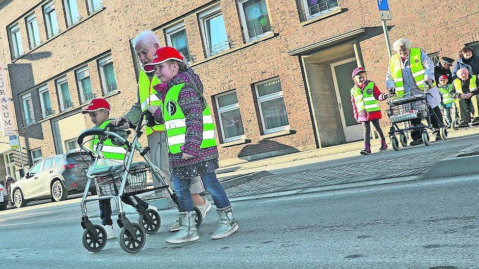  Eva Rehage überquert zusammen mit Anna und Joel die Friedrich-Ebert-Straße in Rheydt. In ihrem Westen sind sie gut zu erkennen. 