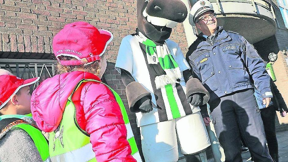  Überraschung geglückt: Verkehrssicherheitsberater Erwin Hanschmann hatte Borussia-Maskottchen Jünter mitgebracht. 
