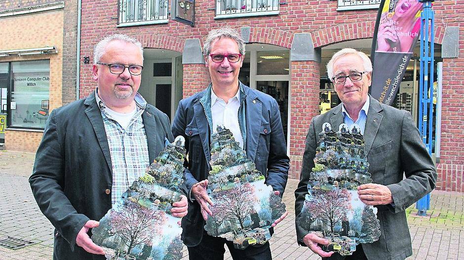 Präsentieren den Adventskalender 2017 des Lions-Clubs Willich (v.l.): Christof Graß, Frank Leuchtges (amtierender Präsident) und Peter Hasler.