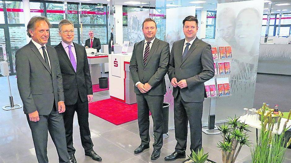  Freuen sich über ihre „Bankfiliale der Zukunft“ (von links): Lutz Kels, Filialleiter der Sparkasse Windberg, Vorstandsvorsitzender Hartmut Wnuck, Frank Daniels, stellvertretender Filialleiter der Filiale Windberg, und Mark Giesen, stellvertretender Abteilungsleiter Electronic Banking. 