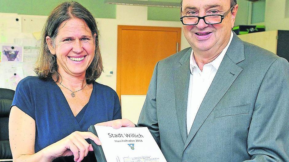  Simone Küppers, Leiterin Zentrale Fianzen, und Kämmerer Willy Kerbusch präsentieren den Haushaltsentwurf 2018, der erstmals seit Langem wieder mit einem Plus abschließt. 