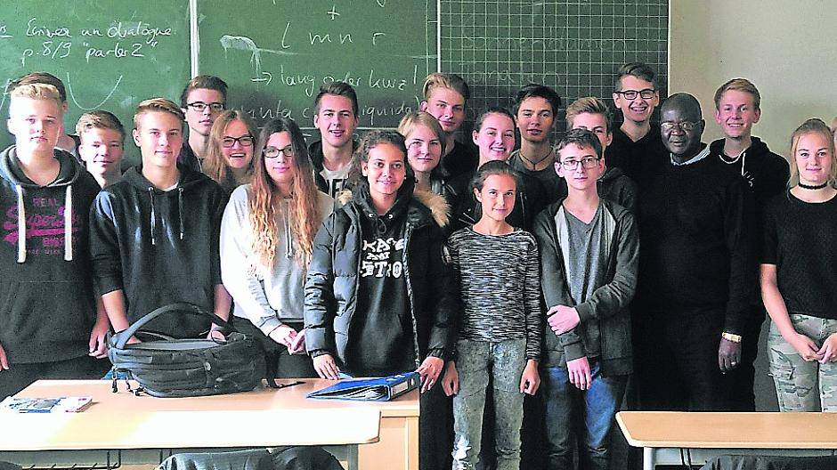 Die LMG-Schüler mit Pater Raphael Mangiti (7.v.r.), Priester des Passionisten-Ordens in Kenia.