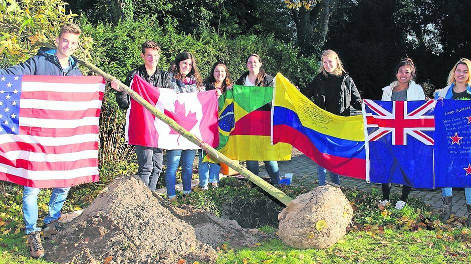 Die beiden Brasilianerinnen (Mitte) und die Willicher Austauschschüler hatten ihren Spaß bei der Pflanzaktion.