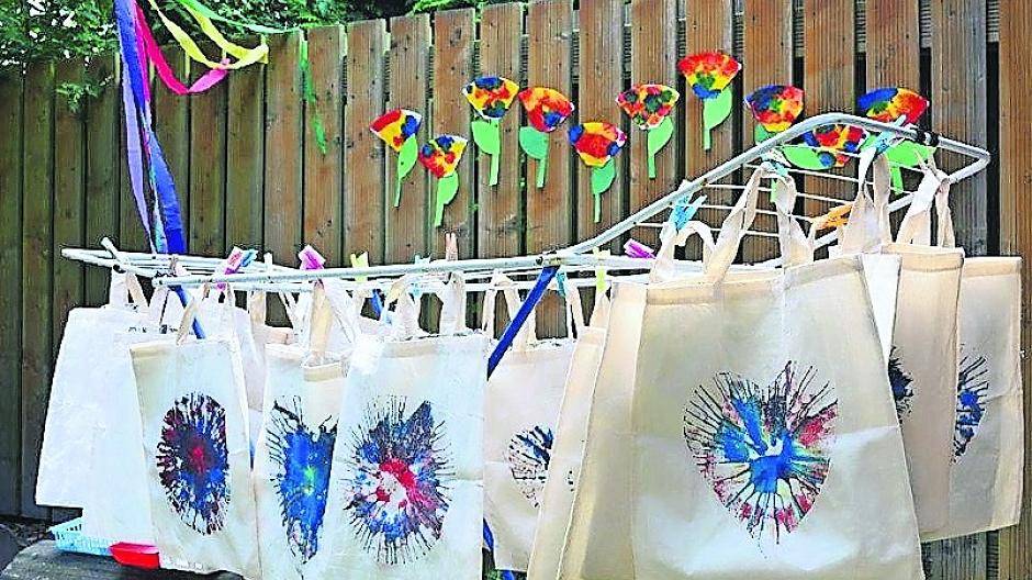 Viel Spaß hatten die Kinder bei dem Kunstprojekt, bei dem alle mitgeholfen hatten.