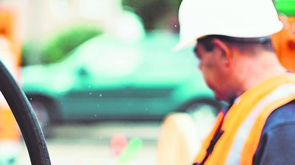  Nachdem die Leerrohre im Straßenraum gelegt wurden, wird die Glasfaser mit Pressluft „eingeblasen“: Dabei wickelt sich die Kabeltrommel (im Hintergrund) blitzschnell wie eine überdimensionale Garnspule ab. 