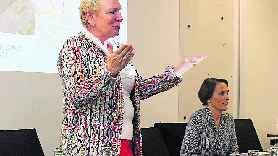 Gut gelaunt begrüßte die Technische Dezernentin der Stadt Willich, Martina Stall, die Anwesenden aus Politik und Einzelhandel bei der Auftaktveranstaltung zur geplanten Fortschreibung des Einzelhandelskonzeptes von 2010. Neben ihr sitzend Gudula Böckenholt, Mitarbeiterin der beauftragten CIMA Beratung + Marketing GmbH“, die anschließend die geplante Vorgehensweise schilderte.