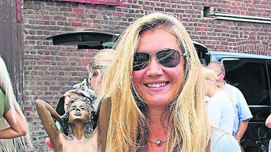 Kerstin Goertz hat eine Bronze-Nackte für ihren Schiefbahner Laden erstanden.