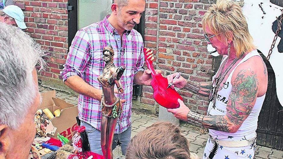  Bert Wollersheim signiert eine verkaufte Ukulele. 