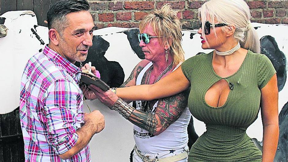  Und wieder muss ein Stück signiert werden. 