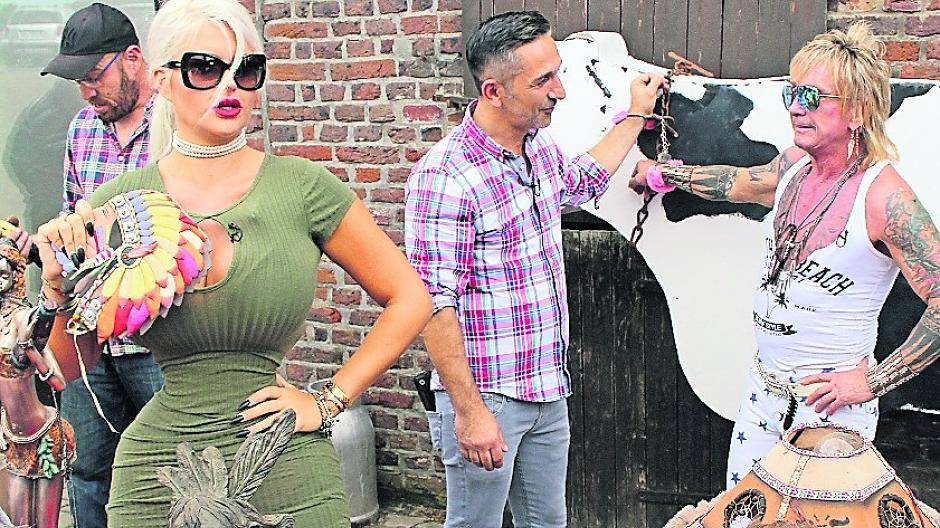 Sophia hat Bert und Mauro angekettet, um alleine zu verkaufen.