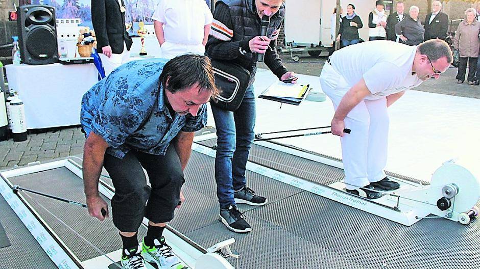  Tief bücken und kräftig die Arme mit den Skistöcken weit nach hinten stoßen muss man auf den Thoraxtrainern, die die Doppelstocktechnik des klassischen Langlaufs simulieren, um Meter zu machen. Völlig ausgepumpt tritt man dann zum Schießen an. Zittern die Hände, geht der Schuss daneben! 