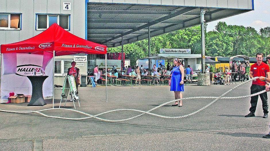  Eine Minute „Battle Rope“ ist eine ganz schön anstrengende Sache — das erlebte Marcel Spitz am eigenen Leib. Fitness- und Gesundheitstrainer Tobias Möcking (Halle 22) stoppt die Zeit. 